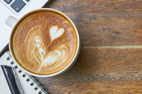 Kaffeetasse am Arbeitsplatz eines Steuerberaters
